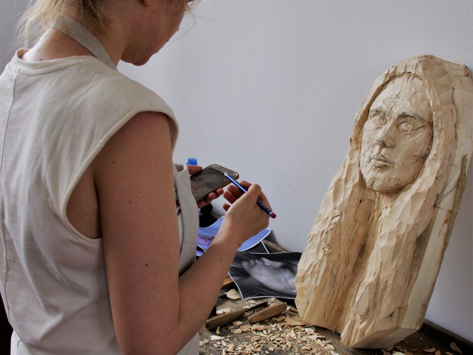 rzeźba kobiety w drewnie pracownia łazarska